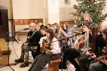 Młodzi gitarzyści z PMDKiS w Wieluniu wystąpili w kościele św. Stanisława w Wieluniu